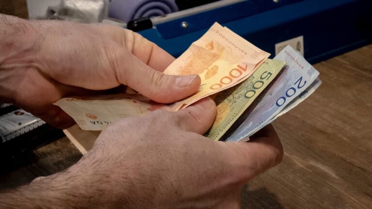 Informe: 8 de cada 10 trabajadores no cubre sus necesidades básicas y el sueldo se les termina en menos de dos semanas