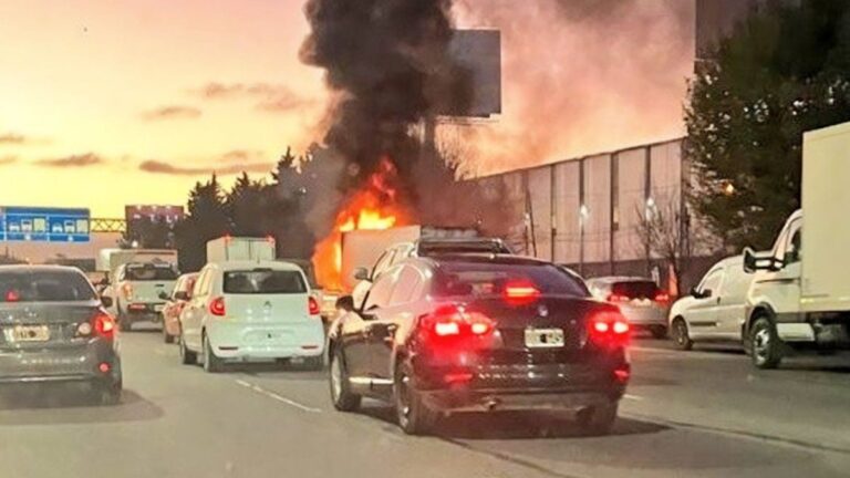 Impresionante incendio de un camión en plena Panamericana: dejó una línea de fuego en el asfalto