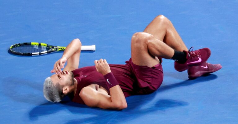 La preocupación de Carlos Alcaraz tras la torcedura de tobillo en el triunfo ante Báez: «Yo estaba asustado también»