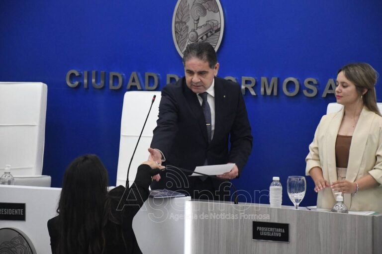 El intendente Jofré y concejales capitalinos juraron la nueva Constitución Provincial