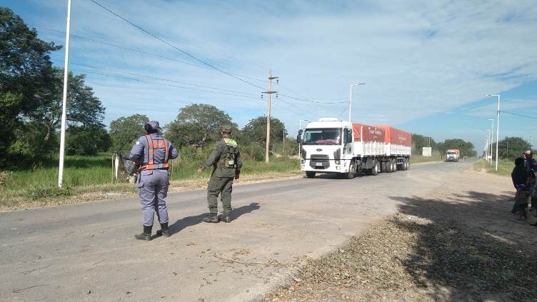 Acampe qom a la vera de la ruta 86 por promesas incumplidas del intendente de Naineck