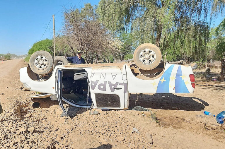 El Potrillo: despistó camioneta de Canal 11  Lapacho y sus tres ocupantes salieron ilesos