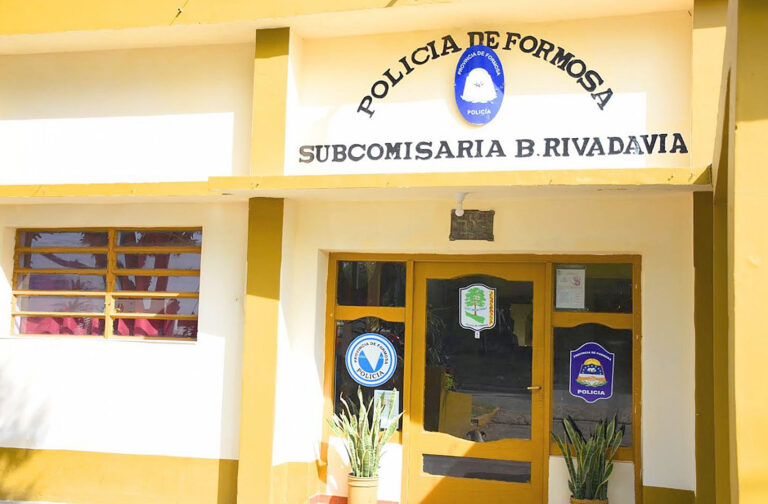 Uniformados asistieron a niños y jóvenes que estaban solos en una casa, sin sus padres