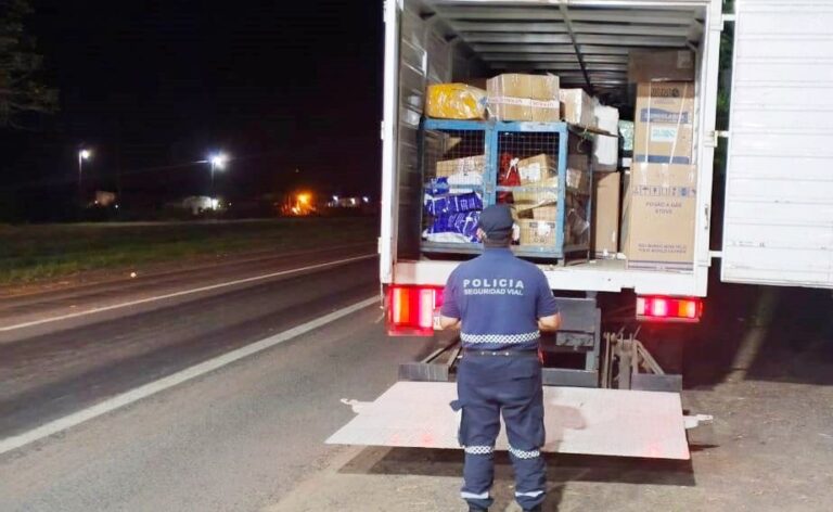 Un camión repleto de mercaderías sin aval aduanero intentó pasar por control policial: le secuestraron contrabando por más de 8 millones de pesos