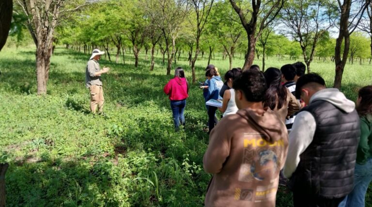Alumnos de la Universidad Provincial de Laguna Blanca visitaron el INTA de Laguna Naineck