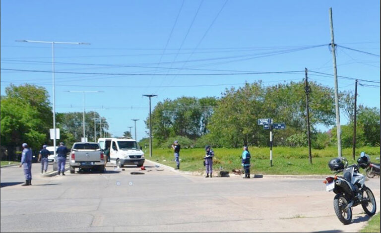 Una mujer murió tras un choque entre una moto y una camioneta