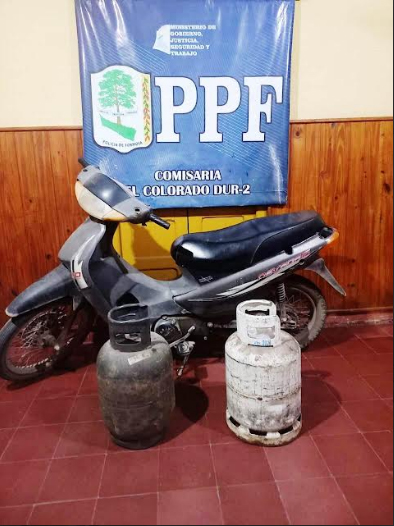 Detuvieron a un hombre en El Colorado y recuperaron una moto y tubos de gas