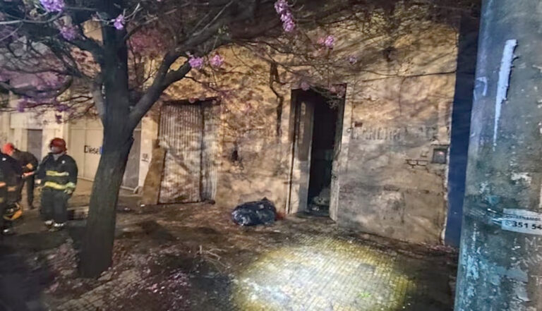 Un abuelo murió con sus dos nietos en un trágico incendio en Córdoba