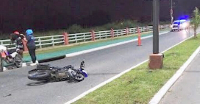 Un joven murió tras chocar con su moto contra una columna de alumbrado público