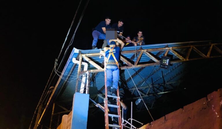 Un joven amenazaba con quitarse la vida en lo alto de un tinglado, la Policía logró disuadirlo