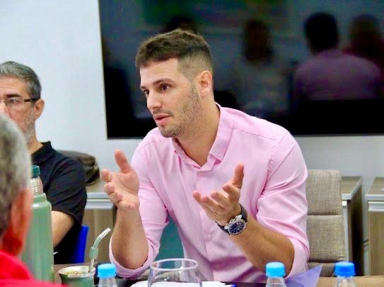 José Delguy: Mientras el país sufre, el presidente juega a serrockstar