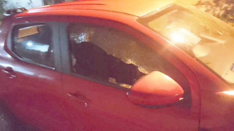 Ocasionó daños en una camioneta y terminó detenido