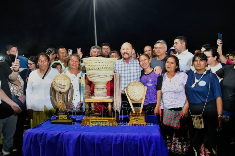 Clorinda vivió una noche única: Miles de mujeres acompañaron el acto de apertura del Torneo de la Amistad Copa Gildo Insfrán