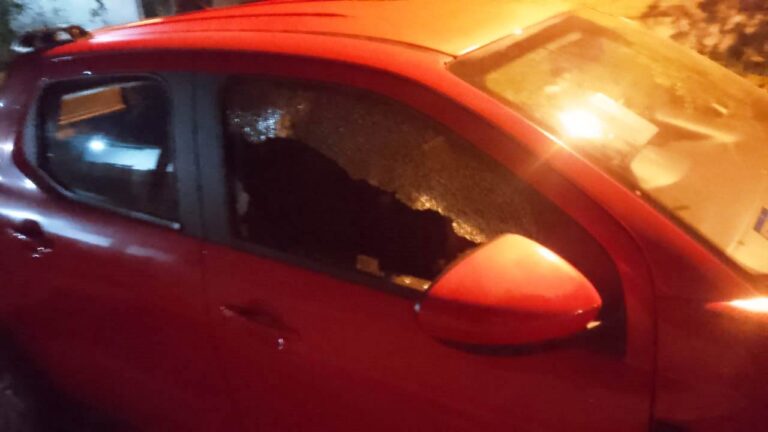 Inadaptado quebró el vidrio de un vehículo pero fue alcanzado y detenido