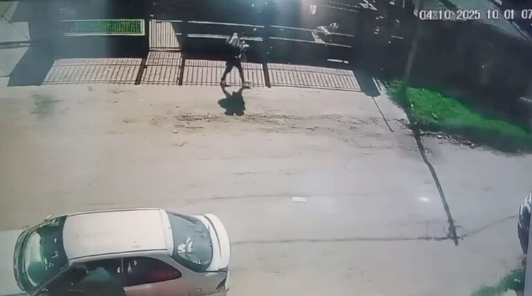 Con el cuerpo envuelto en una frazada, así salía de su casa el hombre que confesó haber matado a su hijastro