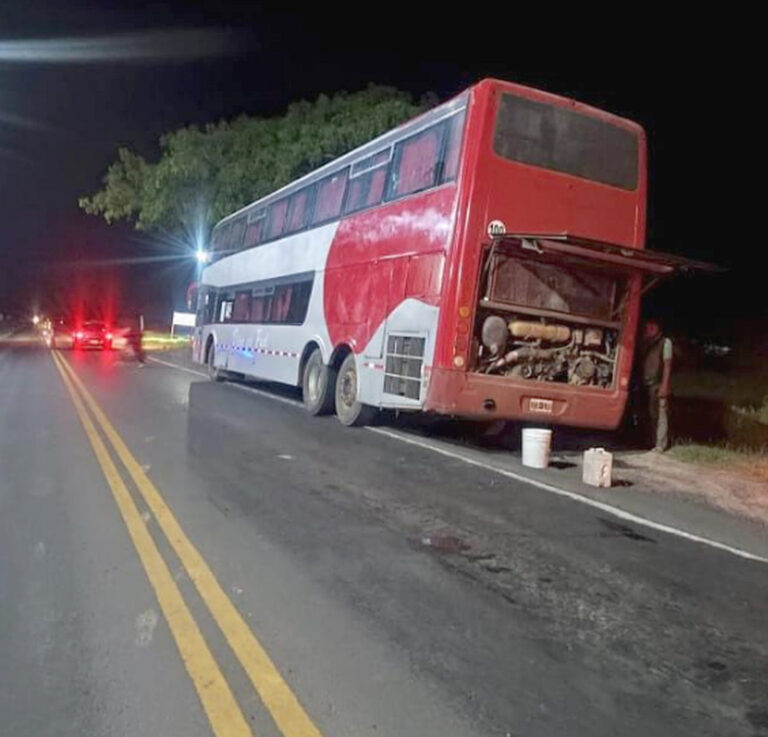 La Policía asistió a futbolistas, tras el desperfecto mecánico del colectivo en el que se trasladaban