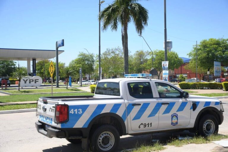 Un sujeto intentó prender fuego varios carteles en la vía pública y quedó tras las rejas