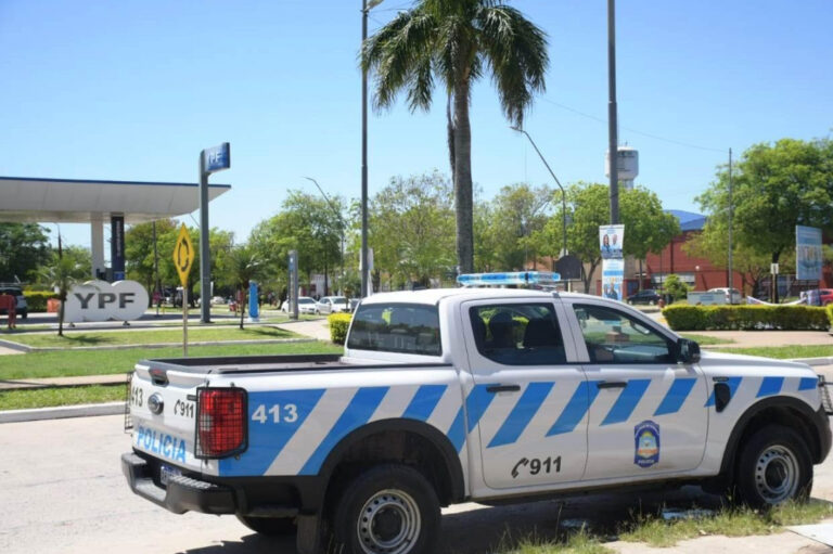 Detuvieron a un hombre que quiso prender fuego varios carteles