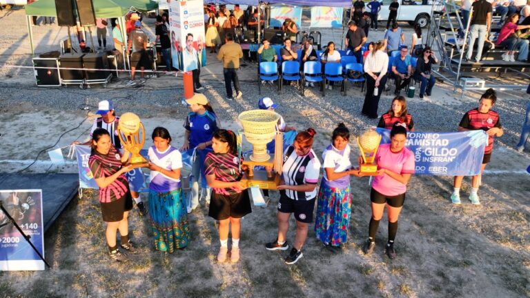 Clorinda vivió una noche única: miles de mujeres acompañaron el acto de apertura del Torneo de la Amistad Copa Gildo Insfrán