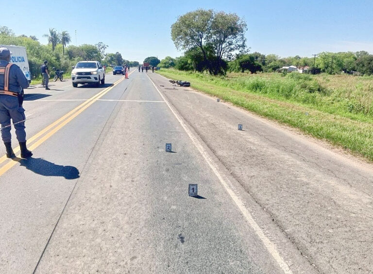 Colisión entre camión y moto; dejó una víctima fatal