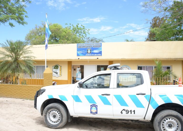 Violento adolescente agredió a un joven con un machete y en su fuga atacó a una pareja en moto