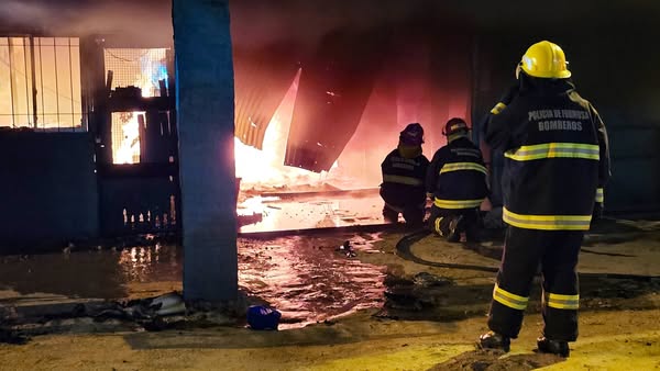 Tragedia en el Barrio San Juan I: Un incendio Destruye Vivienda y Comercio Familiar