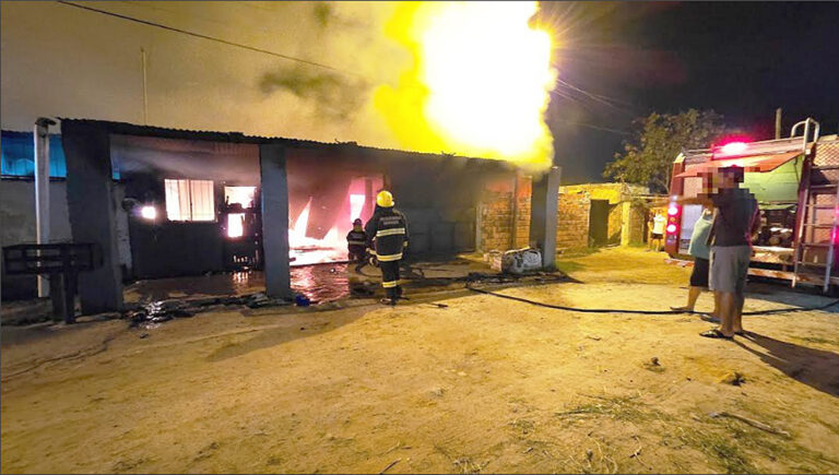Bomberos extinguieron el incendio de una vivienda