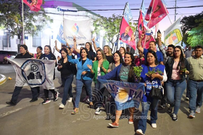 Fuerte y al medio: Caminata de candidatos del FdV en el microcentro capitalino
