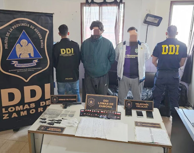Detuvieron a dos barrabravas de Banfield por extorsionar a un vendedor ambulante
