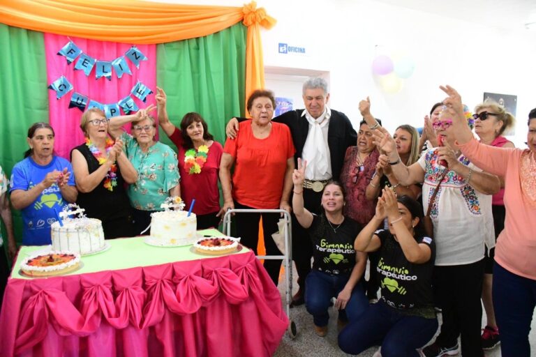 Gimnasio Terapéutico: Los Adultos Mayores Celebraron Cumpleaños de Octubre