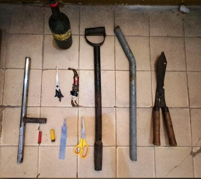 Detuvieron a un hombre y una mujer y les secuestraron una tumbera, balas y armas blancas