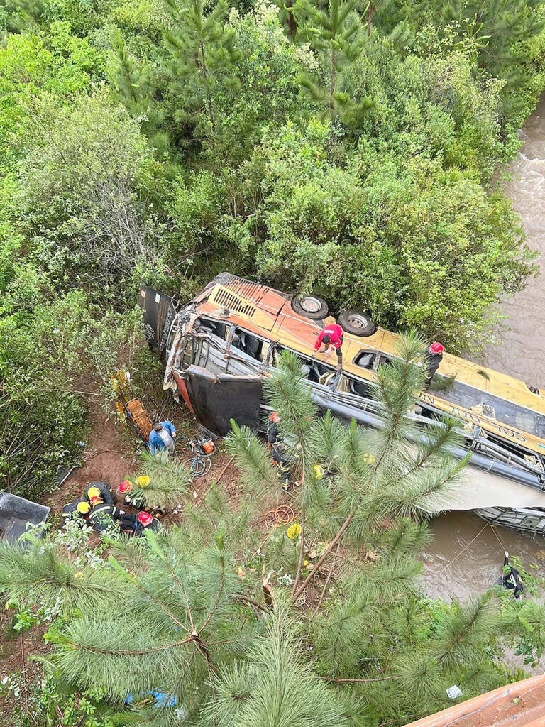 Un colectivo embistió a un auto, cayó a un arroyo y dejó al menos 9 muertos y 29 heridos
