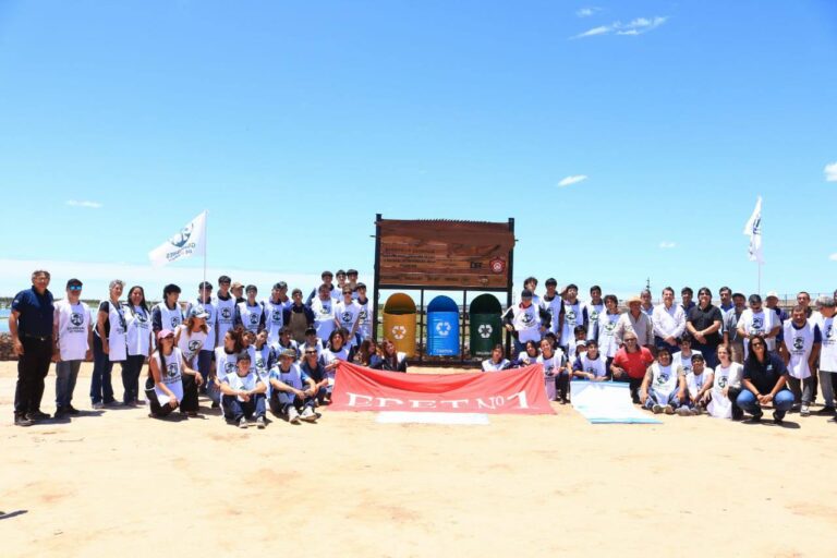 Misión cumplida: Estudiantes de la EPET N 1 instalaron contenedores ecológicos en el Bañado La Estrella