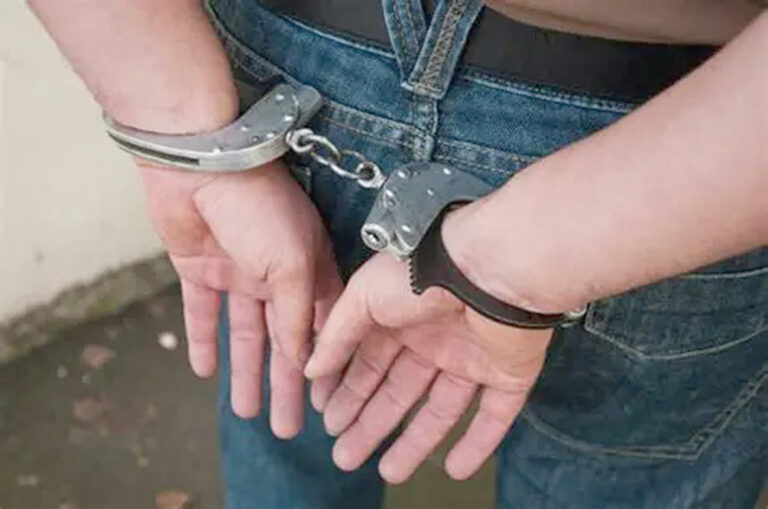 Detienen a dos sujetos con causas pendientes ante la justicia