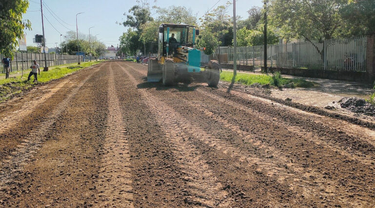 La mejora de calles encabezó la agenda de trabajo de la comuna este lunes