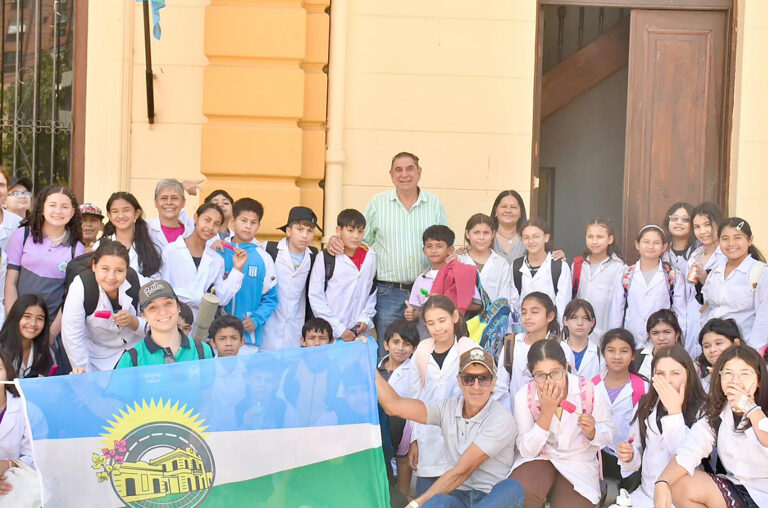 El intendente Jofré recibió a alumnos de la EPEP N.º 147 del barrio Juan Domingo Perón
