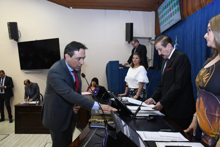 Constitución: Adrián Bogado Juró con Reservas y Cuestionó Limitaciones a Derechos