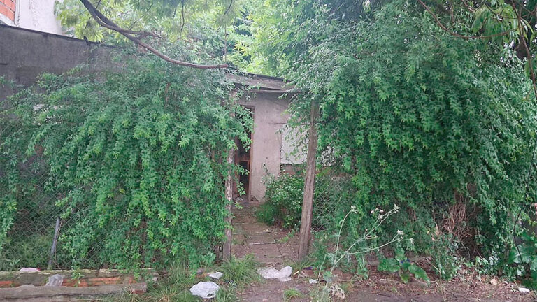 La Policía halló a un hombre muerto en una casa de La Plata tras un llamado por malos olores