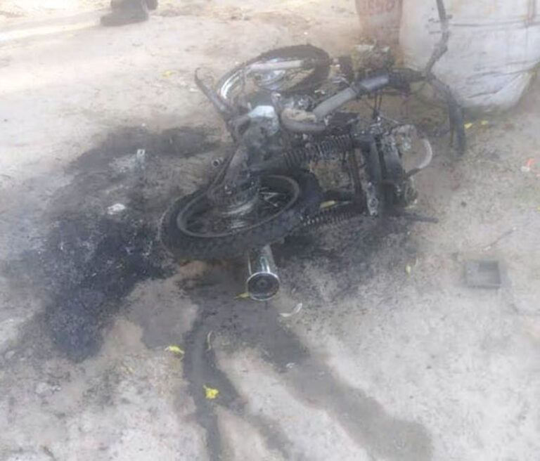 La Policía busca a hombre por incendiar una moto