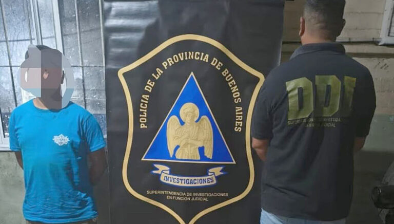 Lo buscaban por apuñalar y matar a su novio y cuando lo atraparon aún tenía manchas de sangre en la ropa