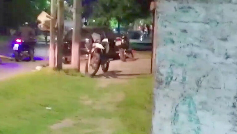 Un policía atropelló a un motociclista en Morón, se escapó y luego mató al primo de la víctima