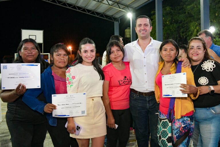El Vicegobernador acompañó la entrega de certificados de egresados de oficios en Las Lomitas