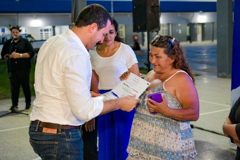 El Vicegobernador acompañó la entrega de certificados de egresados de oficios en la localidad de Las Lomitas