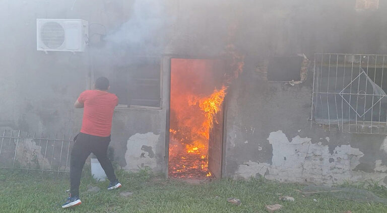 Rescataron a una mujer de 85 años en un incendio de vivienda