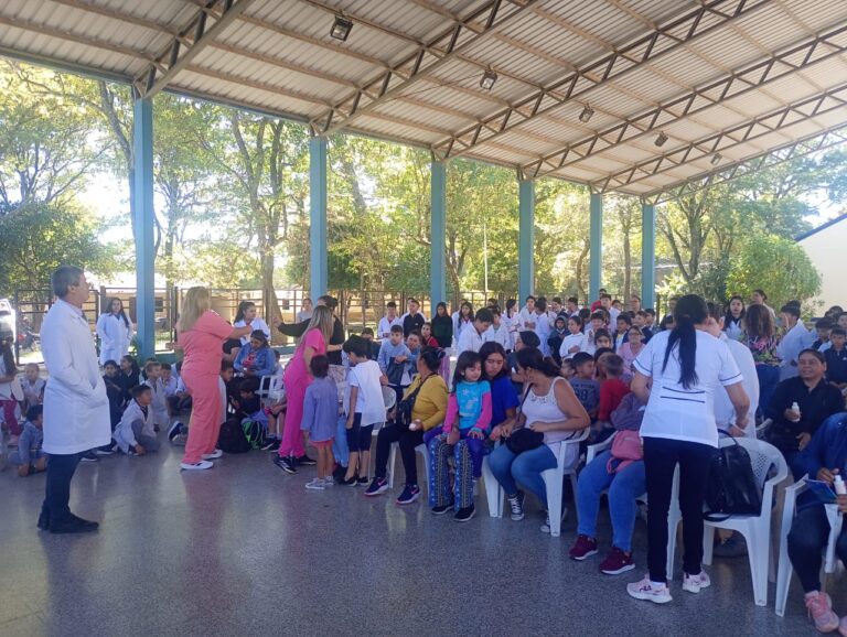 El Hospital de Villa Escolar realizó una jornada de desparasitación y vacunación en el JIN N24 y la EPEP N52