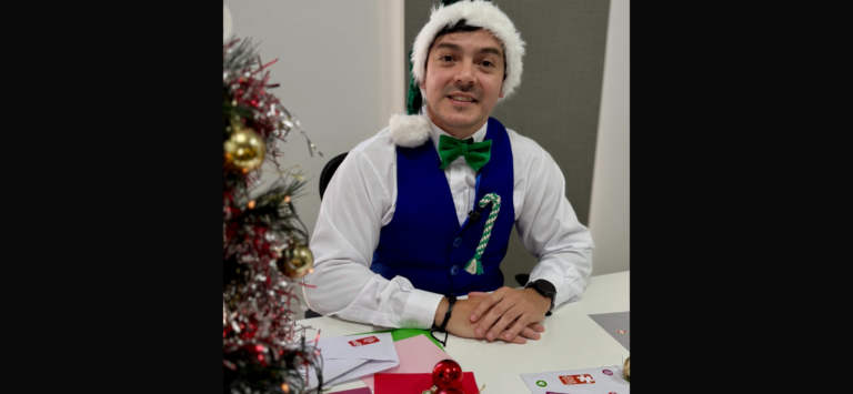 EL AYUDANTE DE PAPÁ NOEL RECORRE FORMOSA Y ENSEÑA A AHORRAR