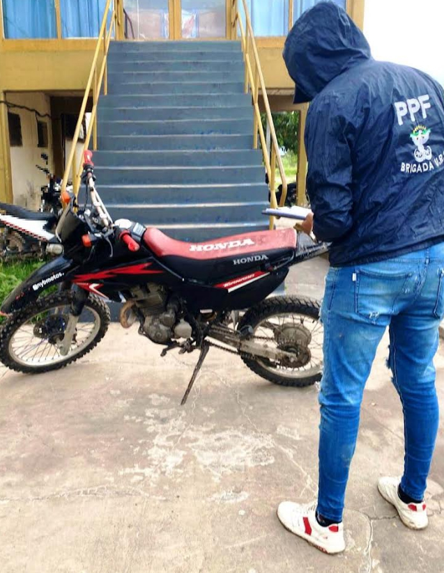 Detuvieron a un sujeto y secuestraron una motocicleta y un auto