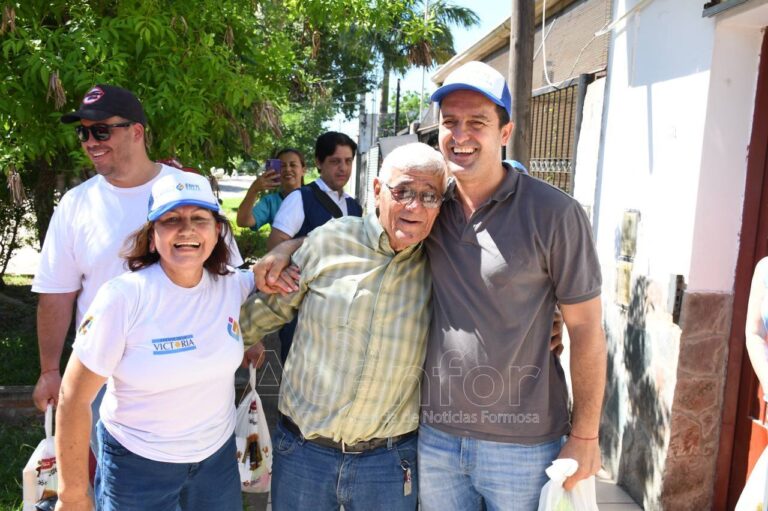 Solís acompañó la entrega de bolsas navideñas y celebró que este gesto solidario se volvió una sana costumbre