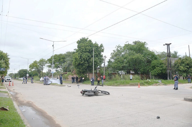Un motociclista perdió la vida al chocar contra un poste de luz