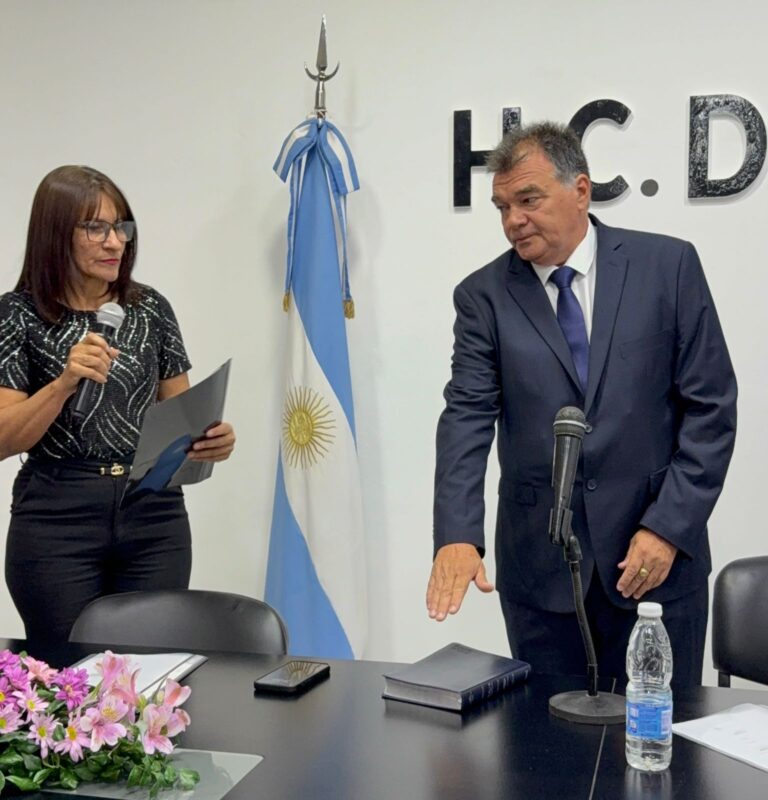 Martínez Meza asumió como concejal y aseguró que este es el puntapié para recuperar la Municipalidad de Las Lomitas